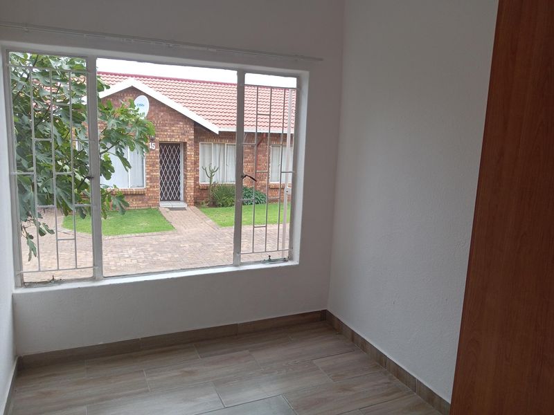 Lock up and  go Townhouse 3 Bedroom 2 Bath + 1 guest toilet - Photo 8