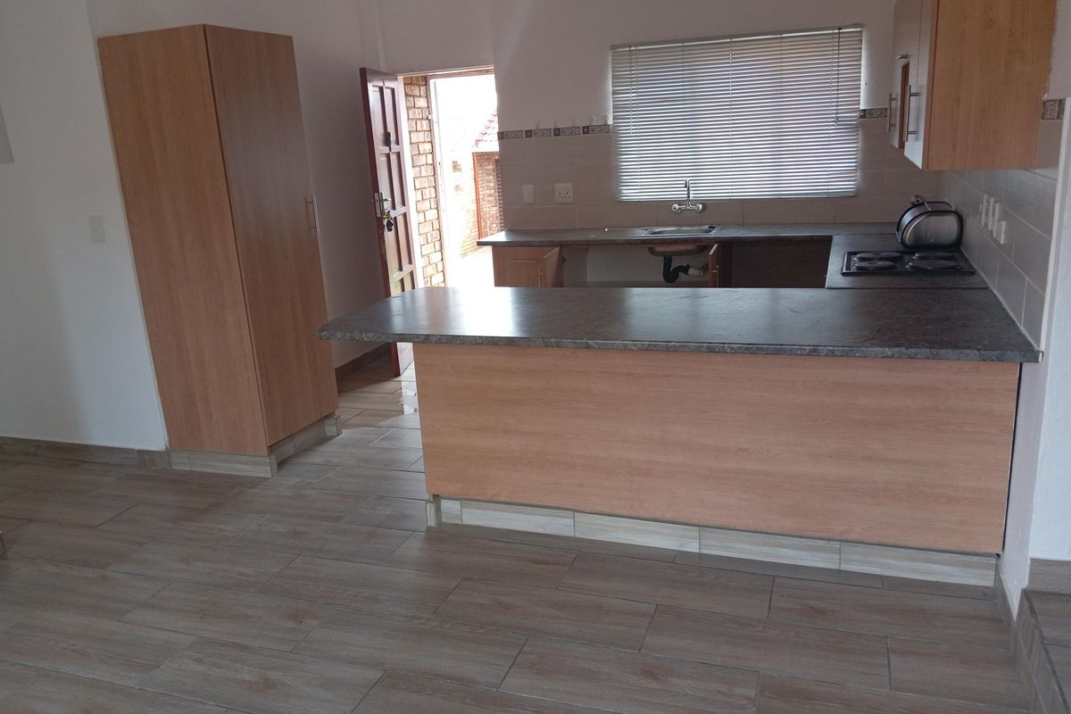 Lock up and  go Townhouse 3 Bedroom 2 Bath + 1 guest toilet - Photo 5