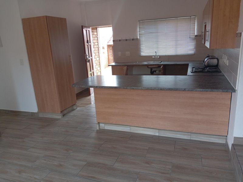 Lock up and  go Townhouse 3 Bedroom 2 Bath + 1 guest toilet - Photo 5