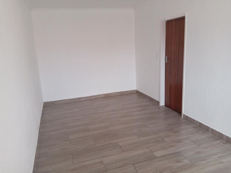 Lock up and  go Townhouse 3 Bedroom 2 Bath + 1 guest toilet - Photo 4