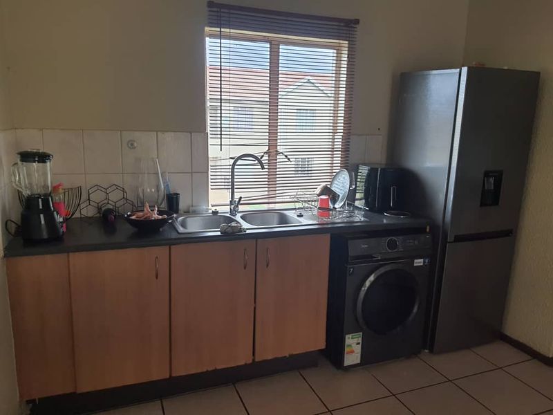 2 Bedroom, 2 Bathroom First-Floor Unit for Sale in Ruimsig - Photo 5