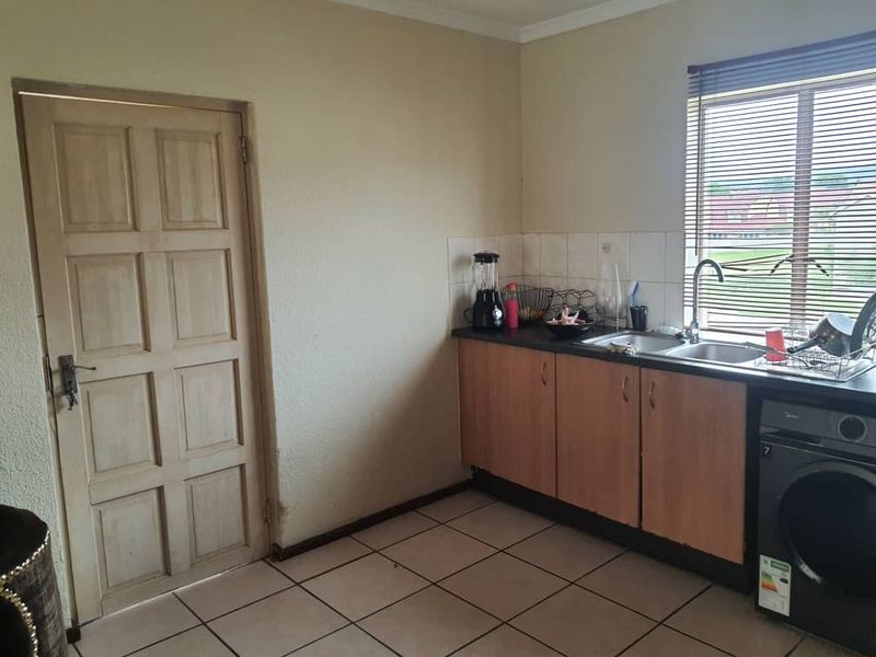 2 Bedroom, 2 Bathroom First-Floor Unit for Sale in Ruimsig - Photo 6