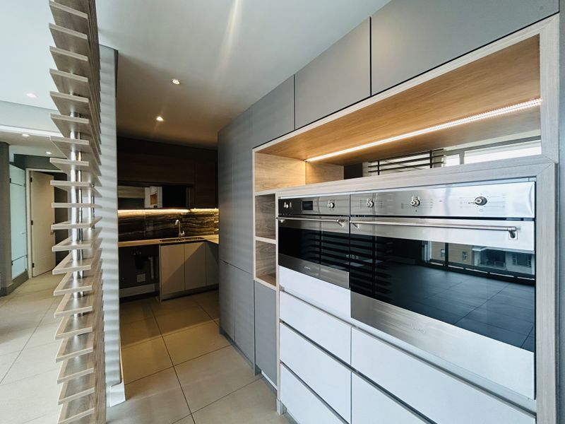 Exquisite, Pet Friendly, 2-Bed, 2 1⁄2 Baths Penthouse with Back-up Services - Photo 10