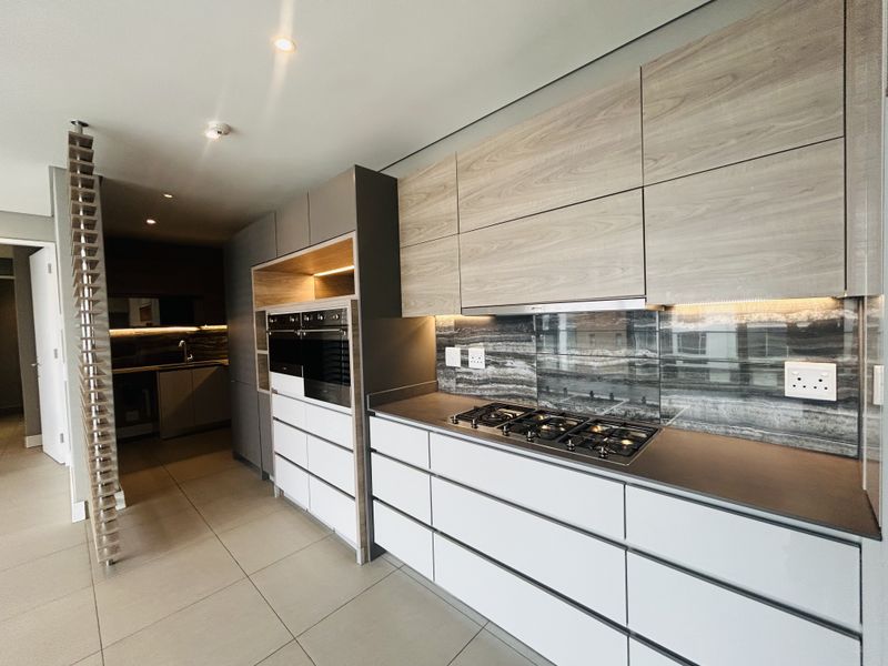 Exquisite, Pet Friendly, 2-Bed, 2 1⁄2 Baths Penthouse with Back-up Services - Photo 8