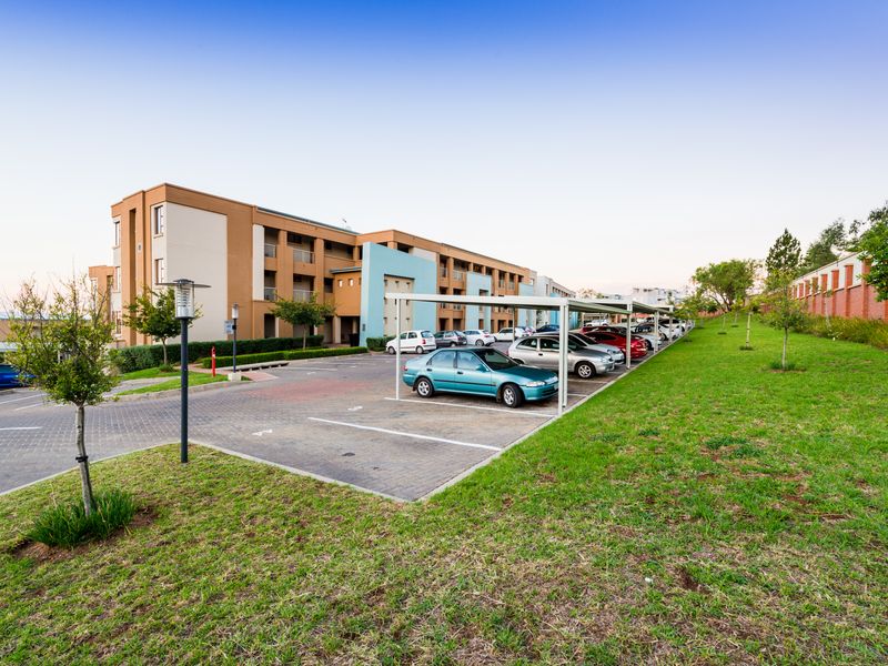 Stunning 2 Bedroom Apartment To Let in Paulshof – Secure & Modern Living! - Photo 2