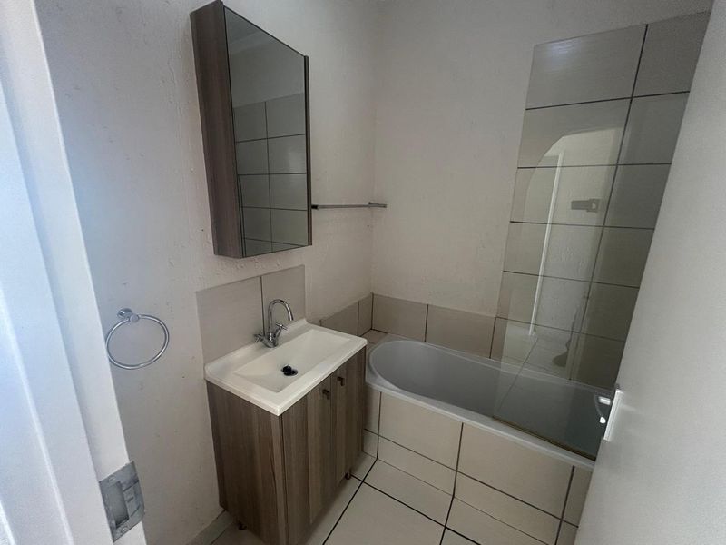 Stunning 2 Bedroom Apartment To Let in Paulshof – Secure & Modern Living! - Photo 10