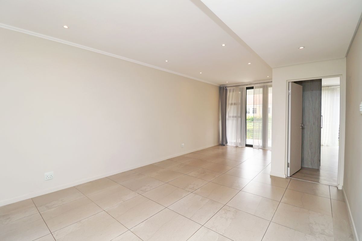 Executive 2-Bed Apartment in Dunkeld West - Photo 2