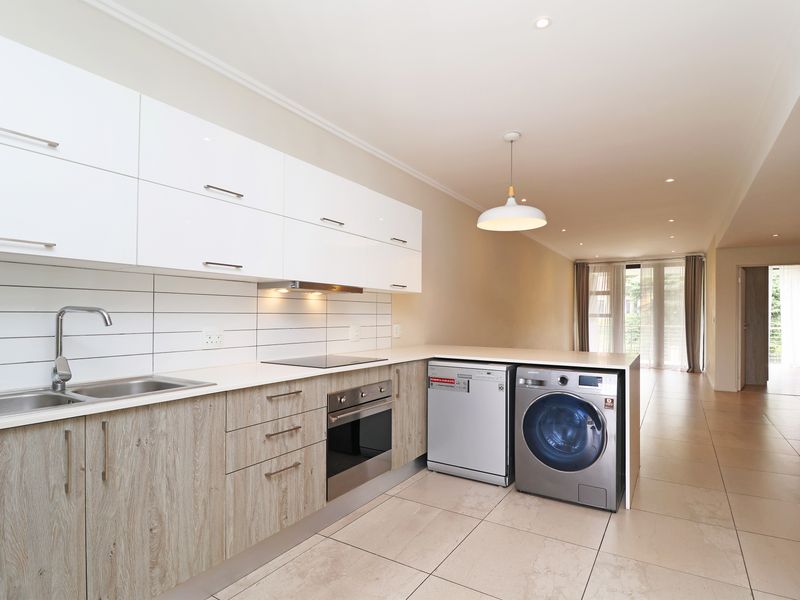 Executive 2-Bed Apartment in Dunkeld West - Photo 3