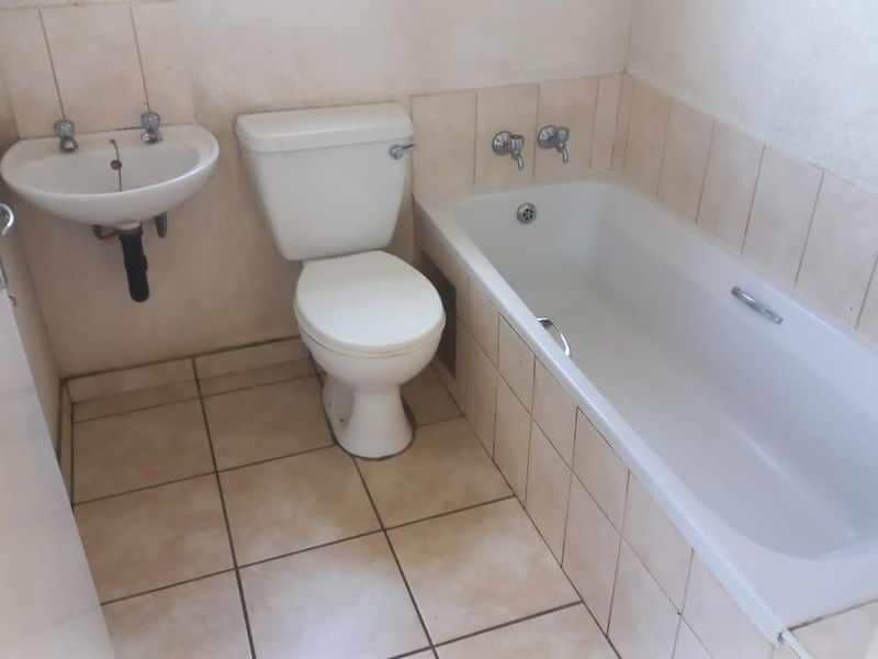 2 Bedroom 1 Bathroom House - Photo 10