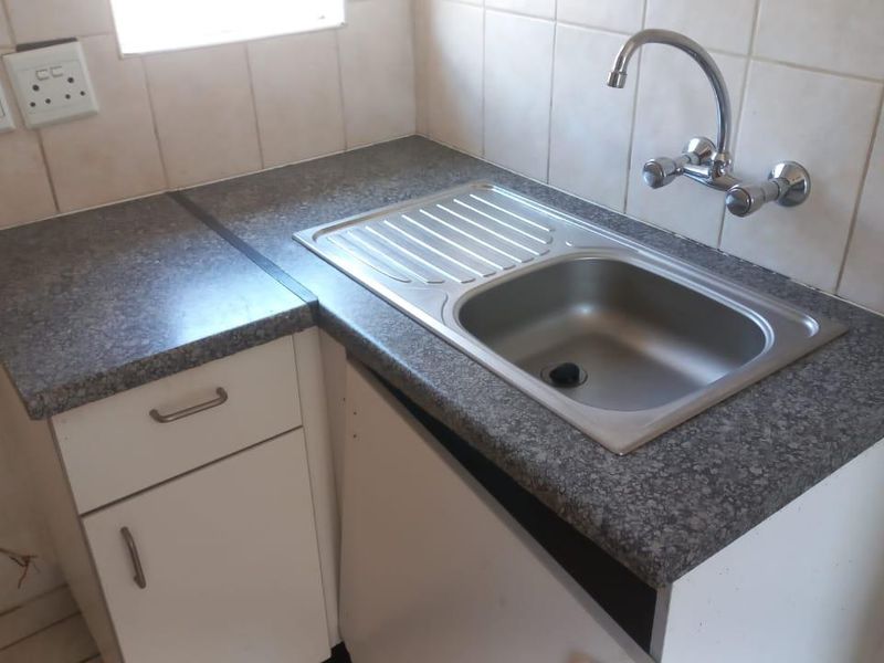 2 Bedroom 1 Bathroom House - Photo 8