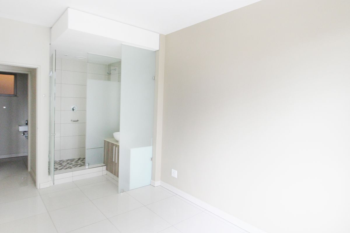 Stunning, pet friendly, 2-bedrooms, 2 bathrooms with back-up power & water. - Photo 4