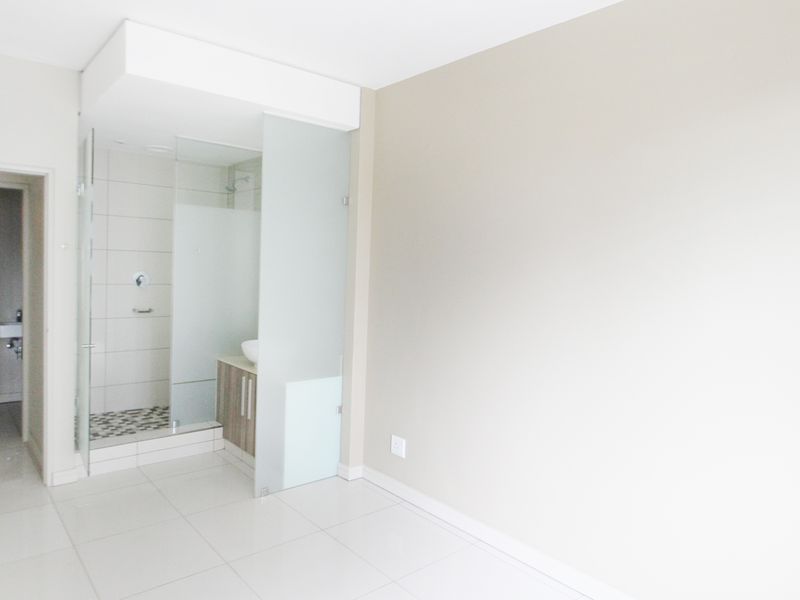 Stunning, pet friendly, 2-bedrooms, 2 bathrooms with back-up power & water. - Photo 4