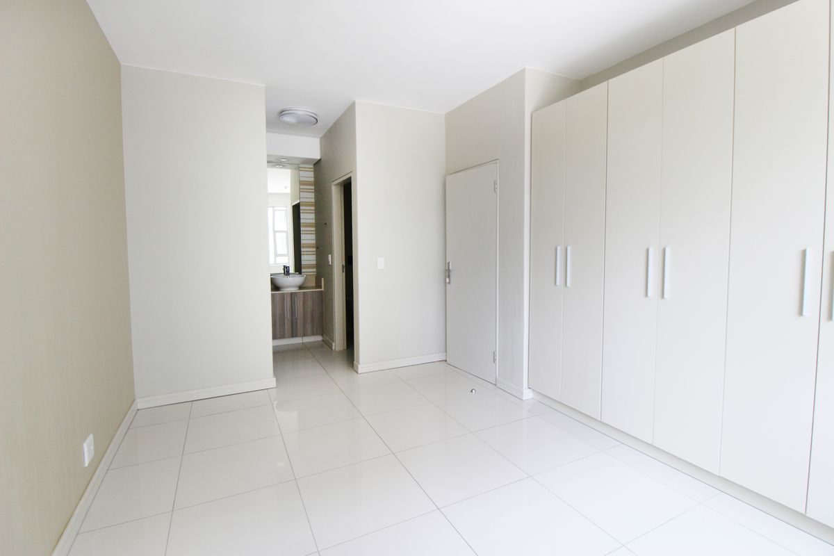 Stunning, pet friendly, 2-bedrooms, 2 bathrooms with back-up power & water. - Photo 3