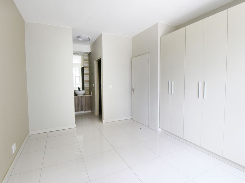 Stunning, pet friendly, 2-bedrooms, 2 bathrooms with back-up power & water. - Photo 3