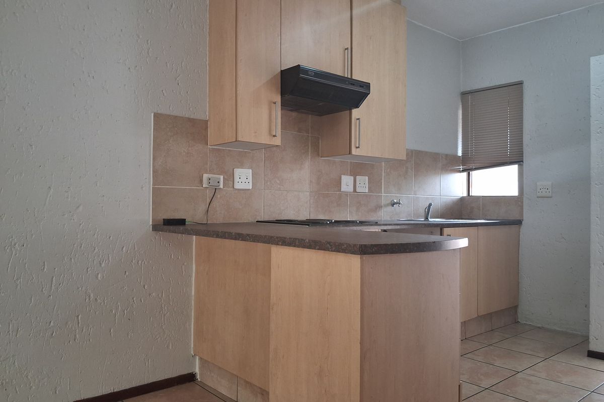 1 Bedroom Apartment 1 Bathrooms / Apartment to Rent in Lonehill. Available Immedialtely - Photo 2