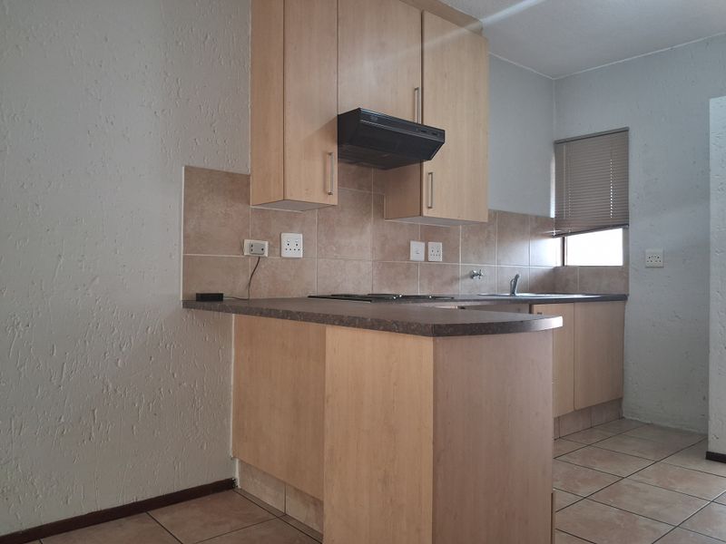 1 Bedroom Apartment 1 Bathrooms / Apartment to Rent in Lonehill. Available Immedialtely - Photo 2