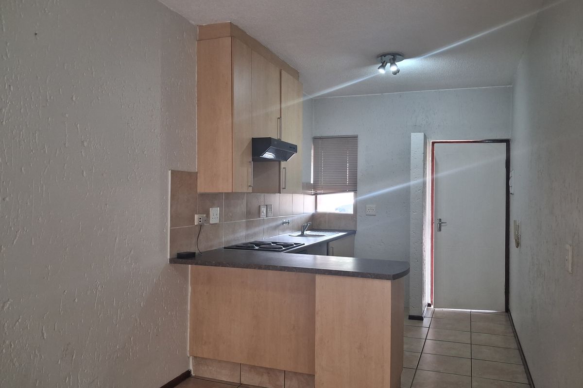 1 Bedroom Apartment 1 Bathrooms / Apartment to Rent in Lonehill. Available Immedialtely - Photo 4