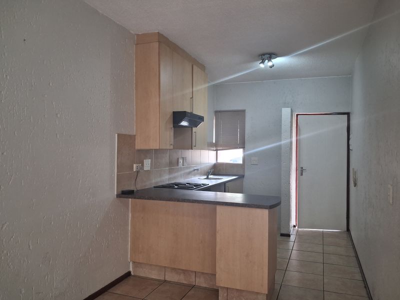 1 Bedroom Apartment 1 Bathrooms / Apartment to Rent in Lonehill. Available Immedialtely - Photo 4