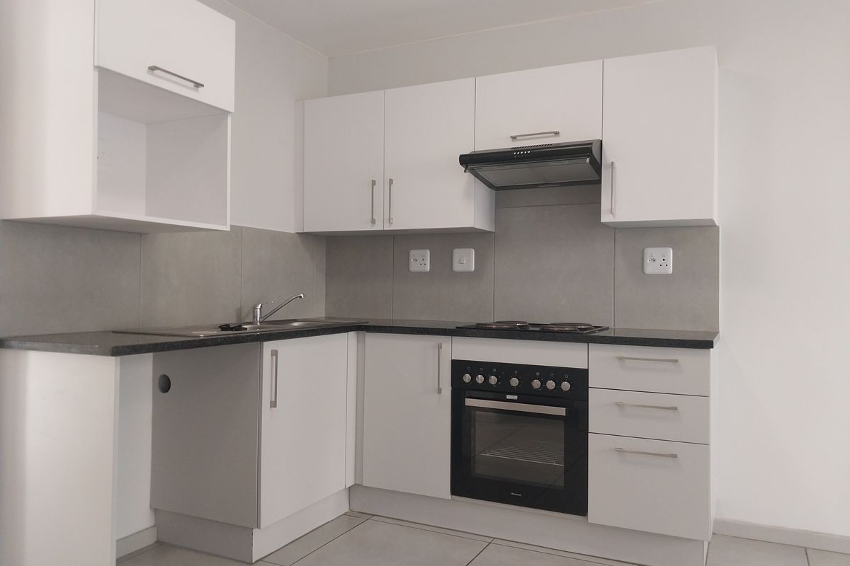 2 Bed 1 Bath First  Floor Apartment in Brooke Manor - Photo 5