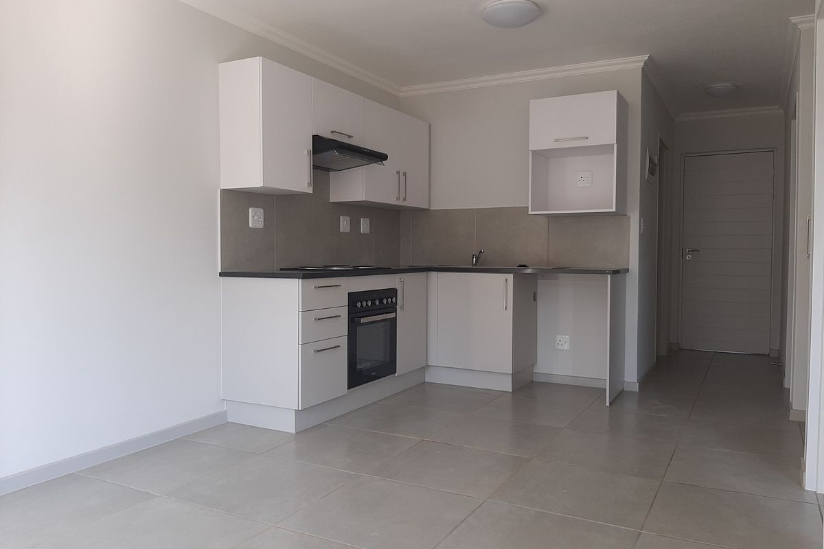 2 Bed 1 Bath First  Floor Apartment in Brooke Manor - Photo 3