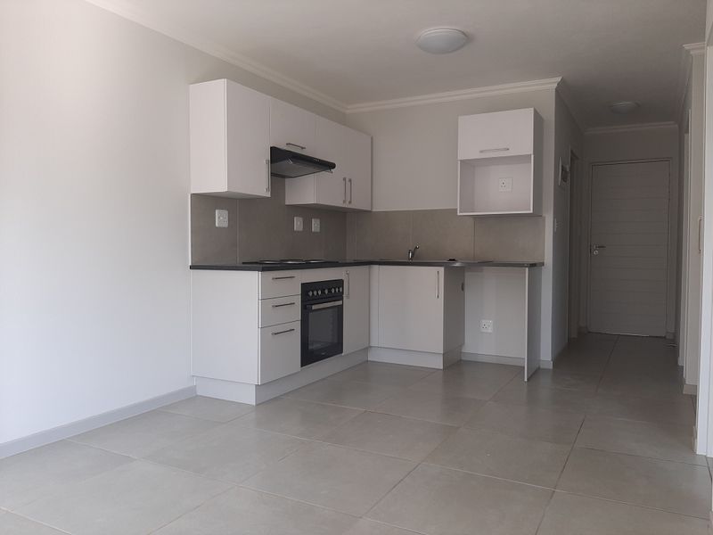 2 Bed 1 Bath First  Floor Apartment in Brooke Manor - Photo 3