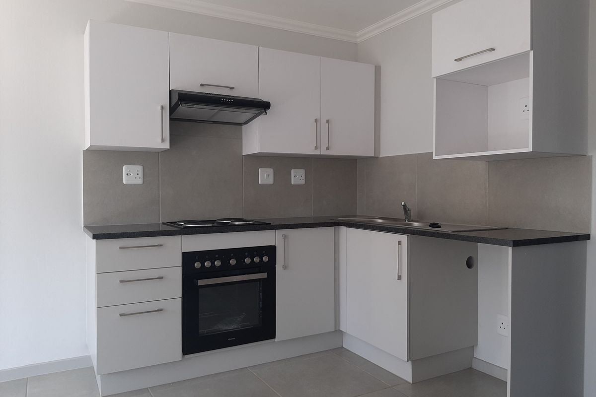 2 Bed 1 Bath First  Floor Apartment in Brooke Manor - Photo 2