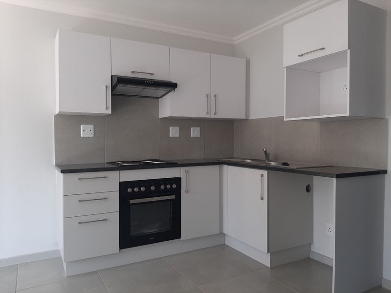 2 Bed 1 Bath First  Floor Apartment in Brooke Manor - Photo 2