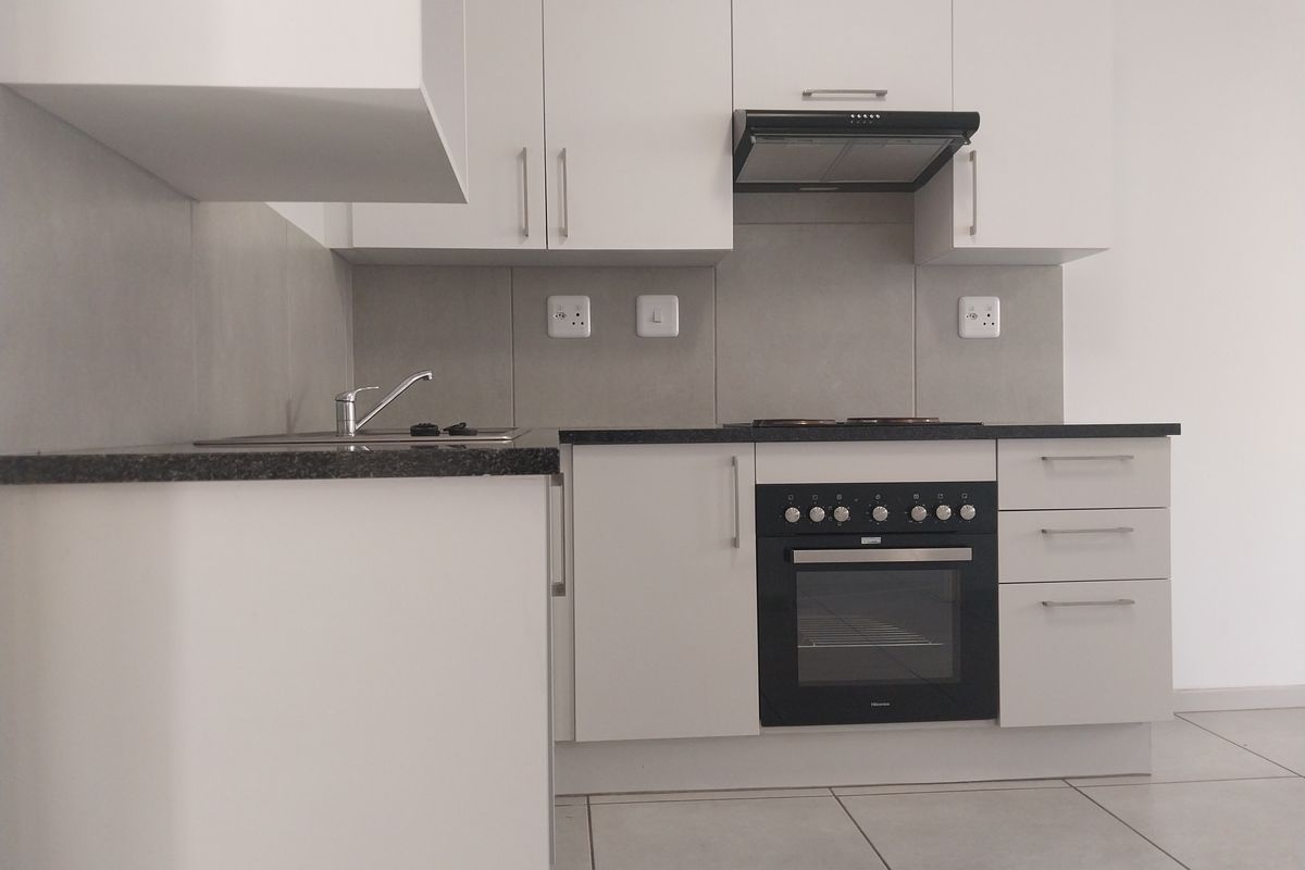 2 Bed 1 Bath First  Floor Apartment in Brooke Manor - Photo 4