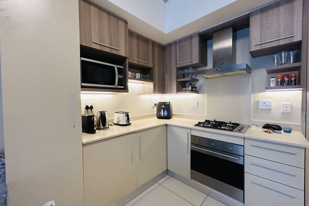 Stunning 2 Bedrooms, 2 Bathrooms Apartment, pet friendly with a private patio & 100% BACK-UP Service - Photo 4