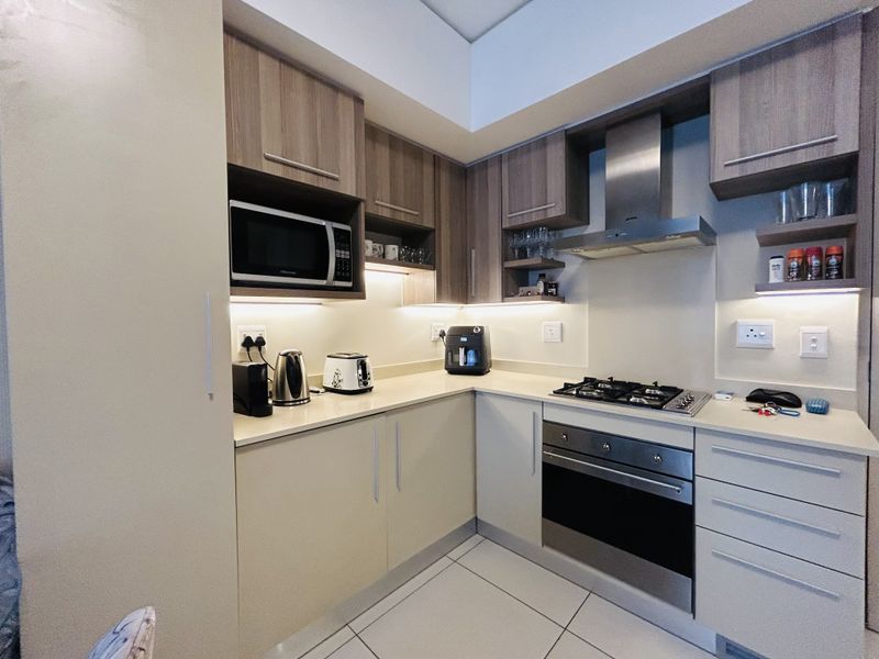 Stunning 2 Bedrooms, 2 Bathrooms Apartment, pet friendly with a private patio & 100% BACK-UP Service - Photo 4