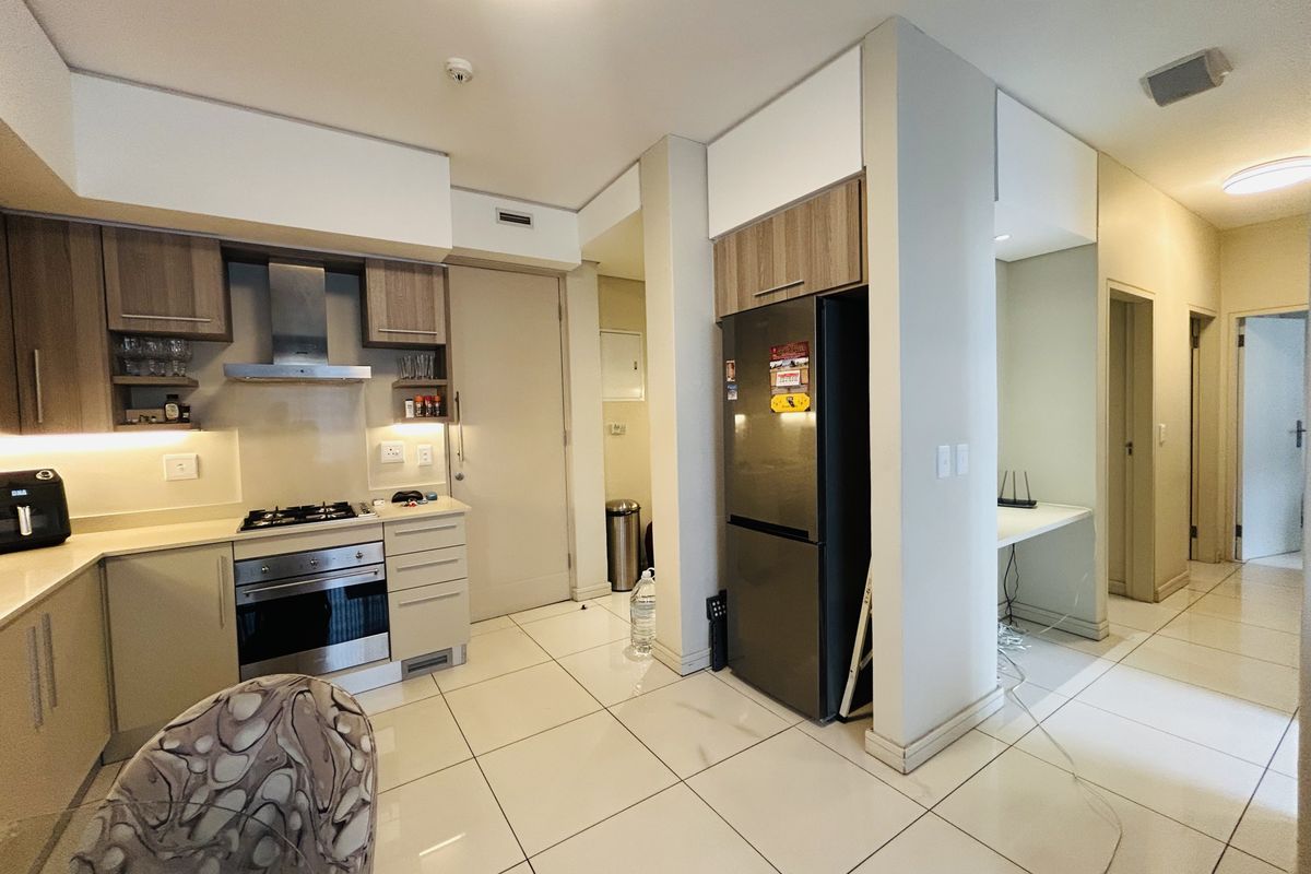 Stunning 2 Bedrooms, 2 Bathrooms Apartment, pet friendly with a private patio & 100% BACK-UP Service - Photo 5