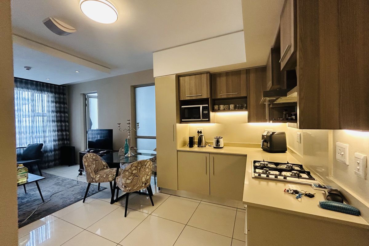 Stunning 2 Bedrooms, 2 Bathrooms Apartment, pet friendly with a private patio & 100% BACK-UP Service - Photo 2