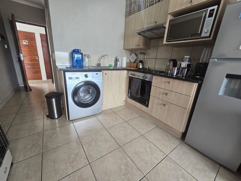 Modern 1-Bedroom Top Floor Unit to Rent in Nottinghill, Ferndale - Photo 5