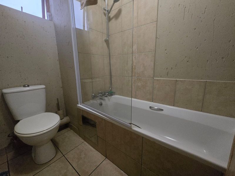 Modern 1-Bedroom Top Floor Unit to Rent in Nottinghill, Ferndale - Photo 10