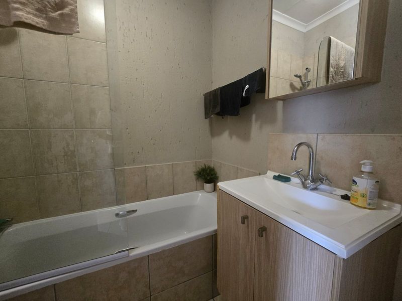 Modern 1-Bedroom Top Floor Unit to Rent in Nottinghill, Ferndale - Photo 9