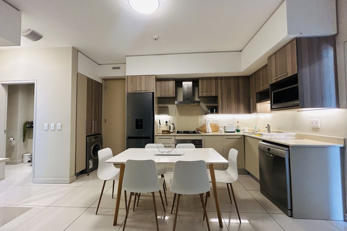 Gorgeous, Furnished, 2 Bedrooms, 2.5 Bathrooms, pet friendly with 100% back-up power. - Photo 3