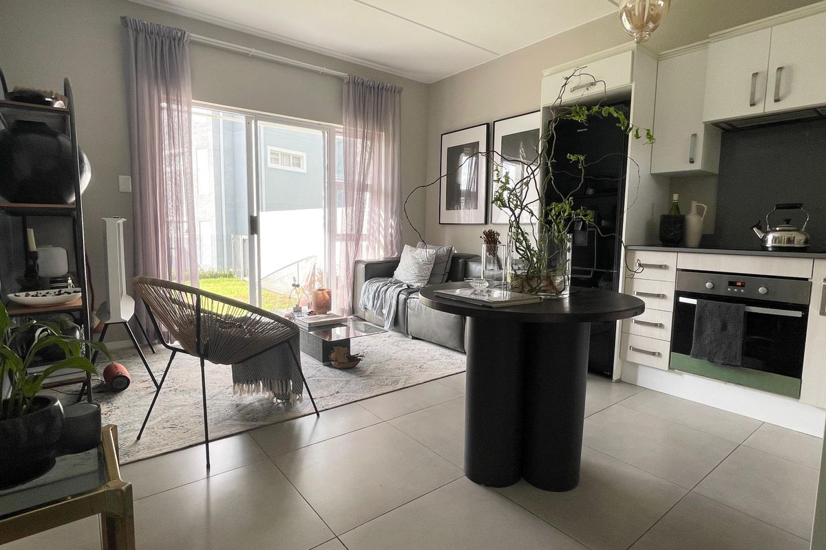 Sophisticated 1 Bed 1 Bath Apartment in Paulshof - Photo 2