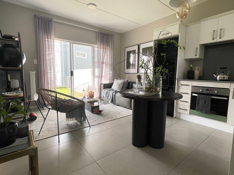 Sophisticated 1 Bed 1 Bath Apartment in Paulshof - Photo 2