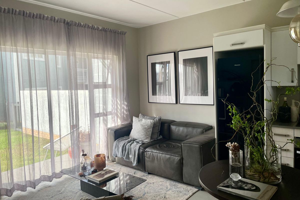 Sophisticated 1 Bed 1 Bath Apartment in Paulshof - Photo 3