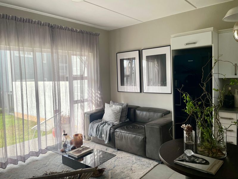 Sophisticated 1 Bed 1 Bath Apartment in Paulshof - Photo 3