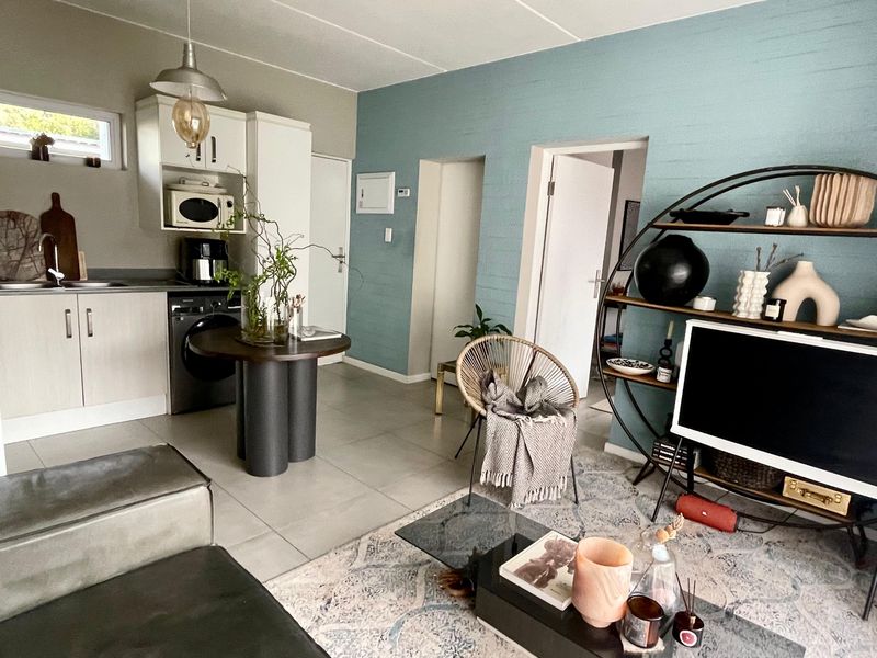 Sophisticated 1 Bed 1 Bath Apartment in Paulshof - Photo 5