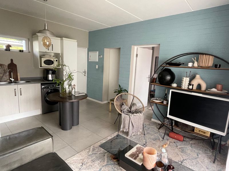 Sophisticated 1 Bed 1 Bath Apartment in Paulshof - Photo 9