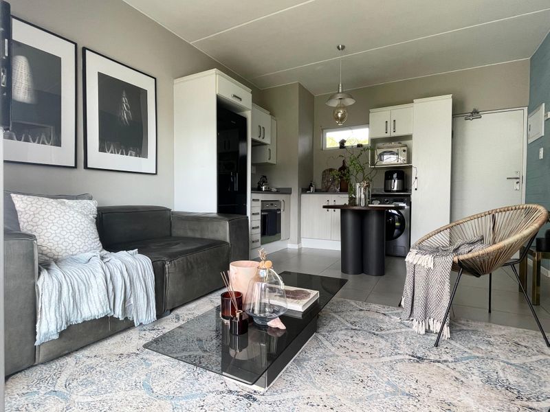 Sophisticated 1 Bed 1 Bath Apartment in Paulshof - Photo 6