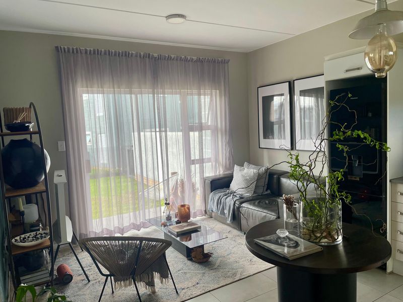 Sophisticated 1 Bed 1 Bath Apartment in Paulshof - Photo 7