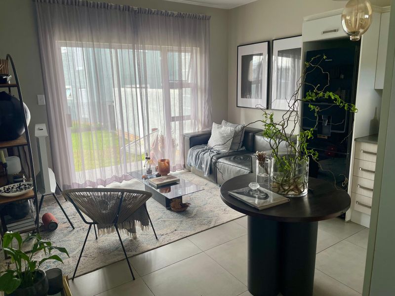 Sophisticated 1 Bed 1 Bath Apartment in Paulshof - Photo 4