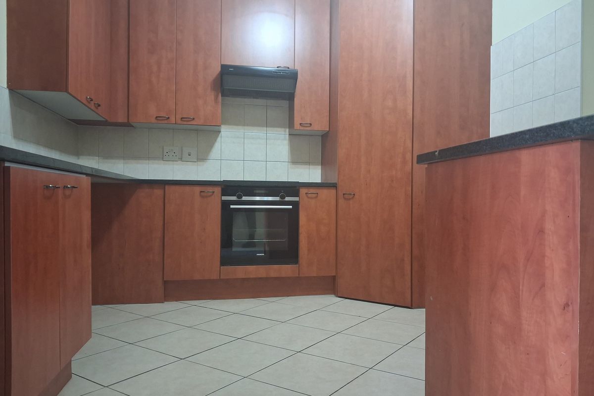 3 Bedroom 2 Bath Ground Floor Flat to Rent in Bryanston - Photo 4