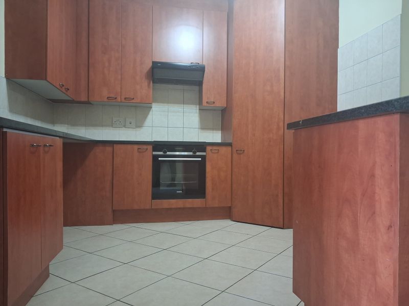 3 Bedroom 2 Bath Ground Floor Flat to Rent in Bryanston - Photo 4