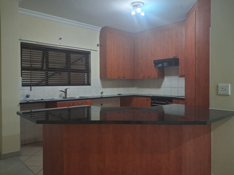3 Bedroom 2 Bath Ground Floor Flat to Rent in Bryanston - Photo 8