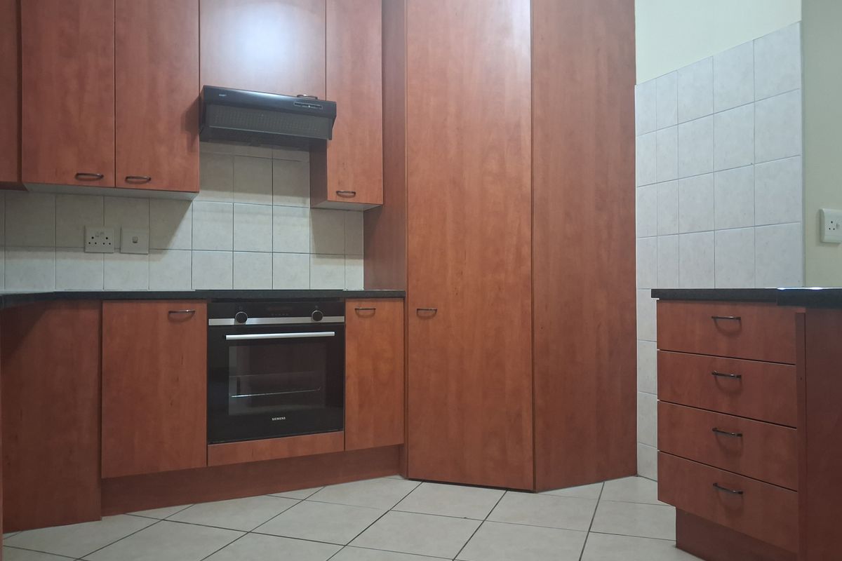 3 Bedroom 2 Bath Ground Floor Flat to Rent in Bryanston - Photo 5