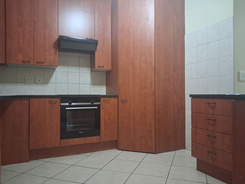 3 Bedroom 2 Bath Ground Floor Flat to Rent in Bryanston - Photo 5